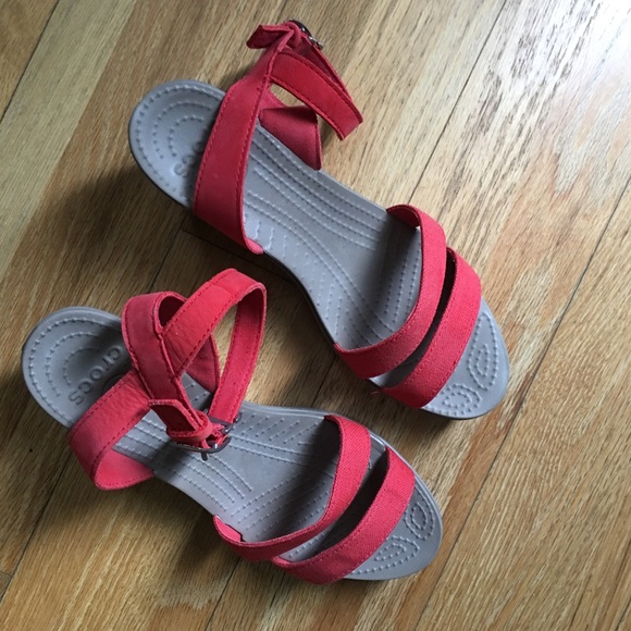 red croc wedges